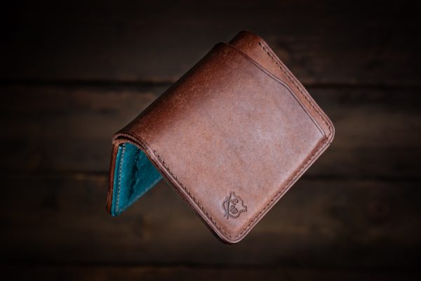 Handmade Leather Apple AirTag Bifold Card Wallet - Image 2